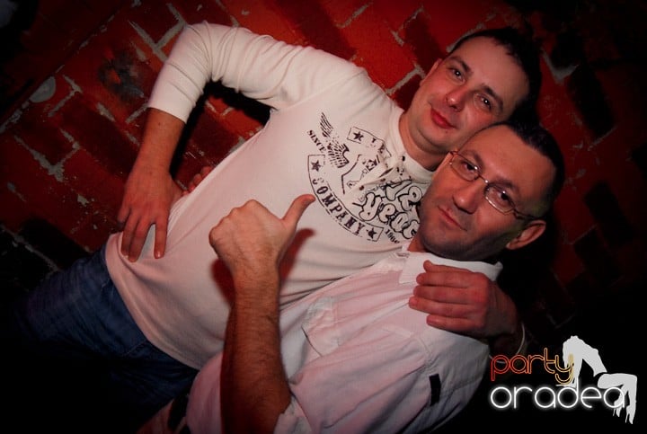 Vineri seara în Club Escape, 