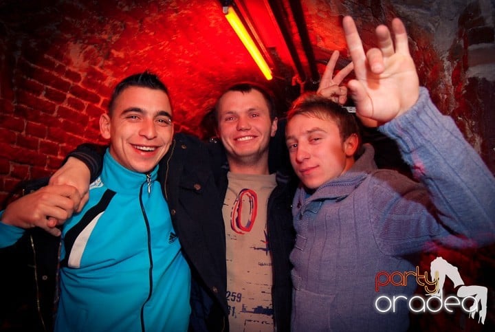 Vineri seara în Club Escape, 