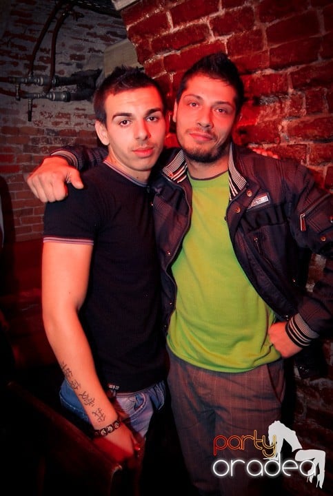 Vineri seara în Club Escape, 