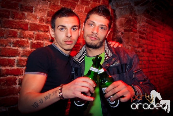 Vineri seara în Club Escape, 