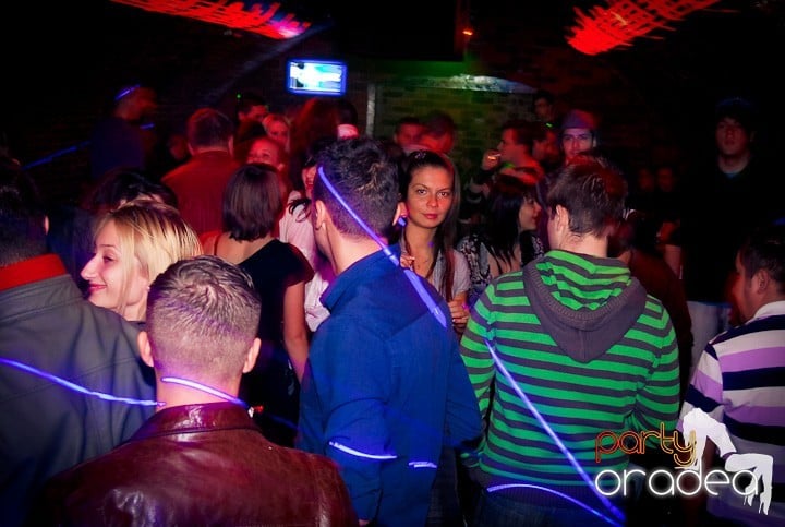 Vineri seara în Club Escape, 