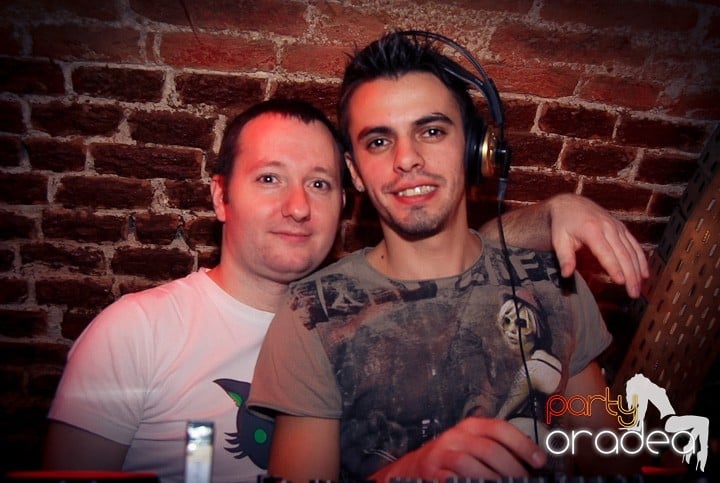 Vineri seara în Club Escape, 