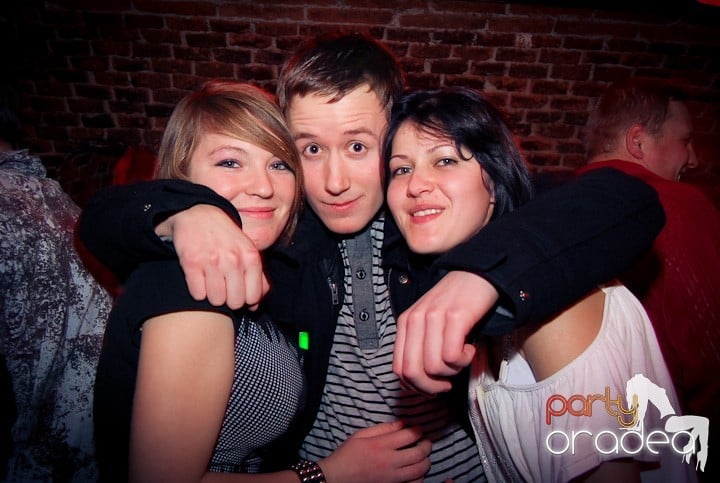 Vineri seara în Club Escape, 