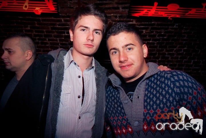 Vineri seara în Club Escape, 