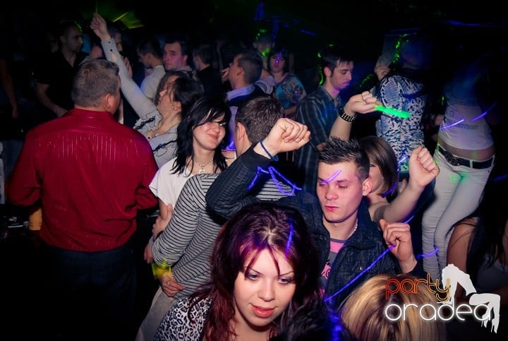 Vineri seara în Club Escape, 