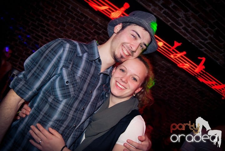 Vineri seara în Club Escape, 