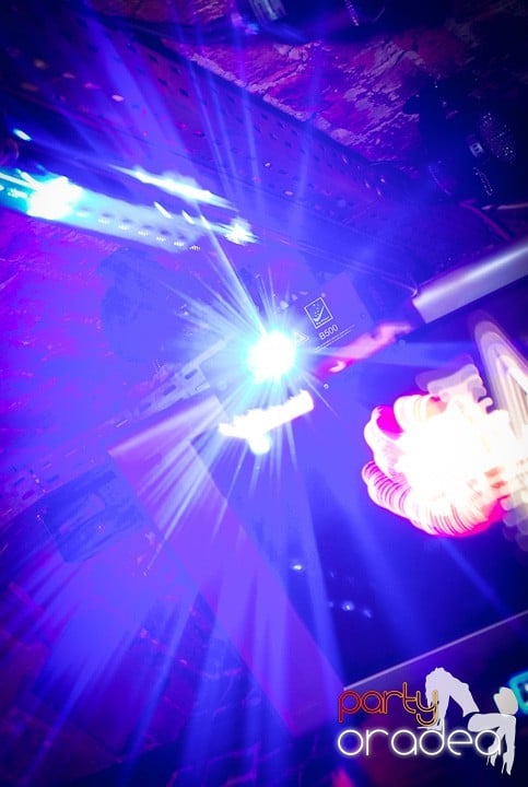 Vineri seara în Club Escape, 