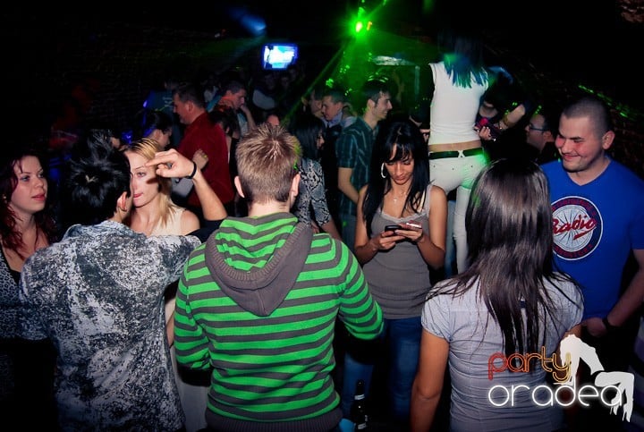 Vineri seara în Club Escape, 