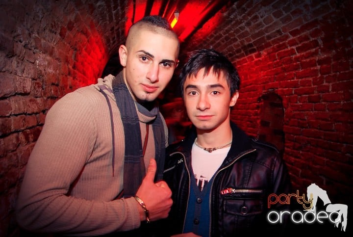 Vineri seara în Club Escape, 