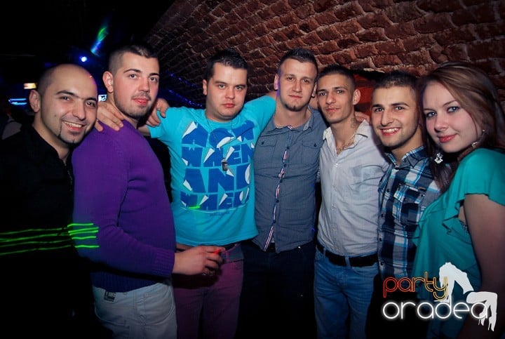 Vineri seara în Club Escape, 