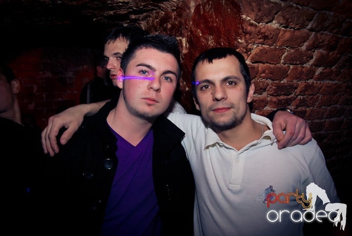 Vineri seara în Club Escape, 