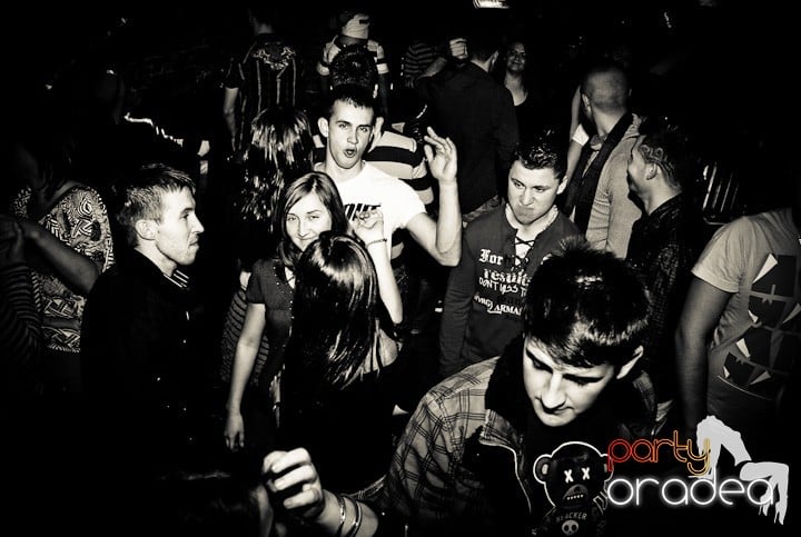 Vineri seara în Club Escape, 