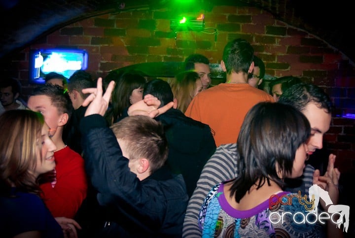 Vineri seara în Club Escape, 