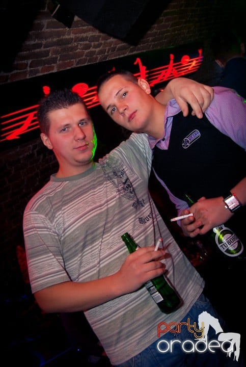 Vineri seara în Club Escape, 