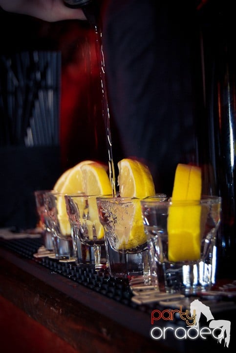 Vineri seara în Club Escape, 