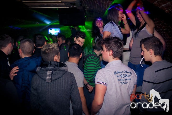 Vineri seara în Club Escape, 