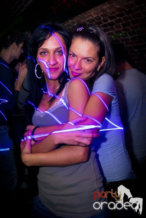 Vineri seara în Club Escape, 