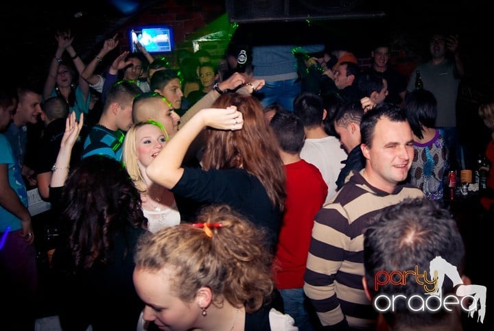 Vineri seara în Club Escape, 