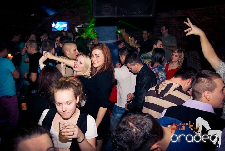 Vineri seara în Club Escape, 