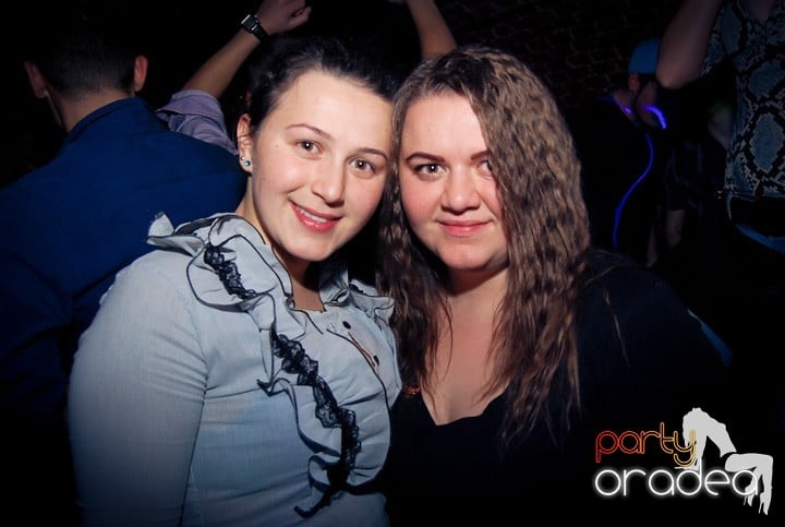 Vineri seara în Club Escape, 