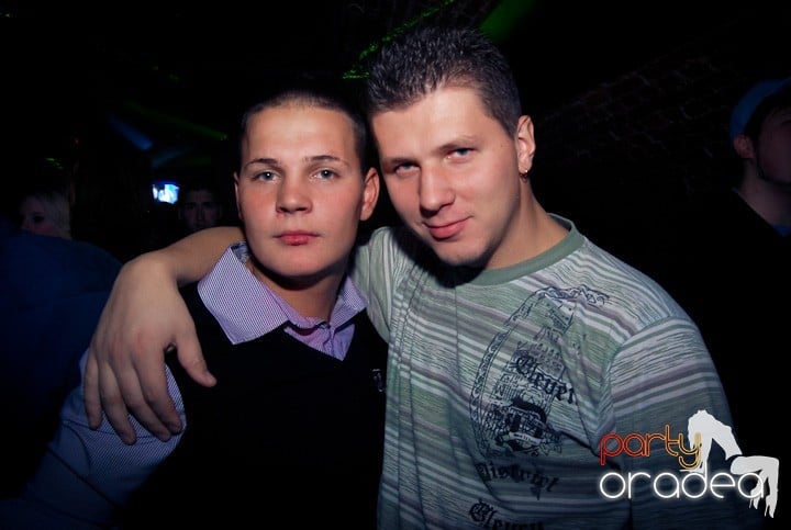 Vineri seara în Club Escape, 