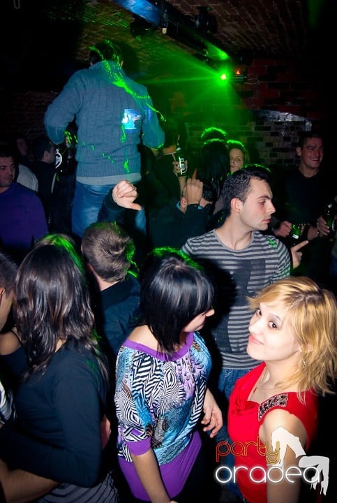 Vineri seara în Club Escape, 