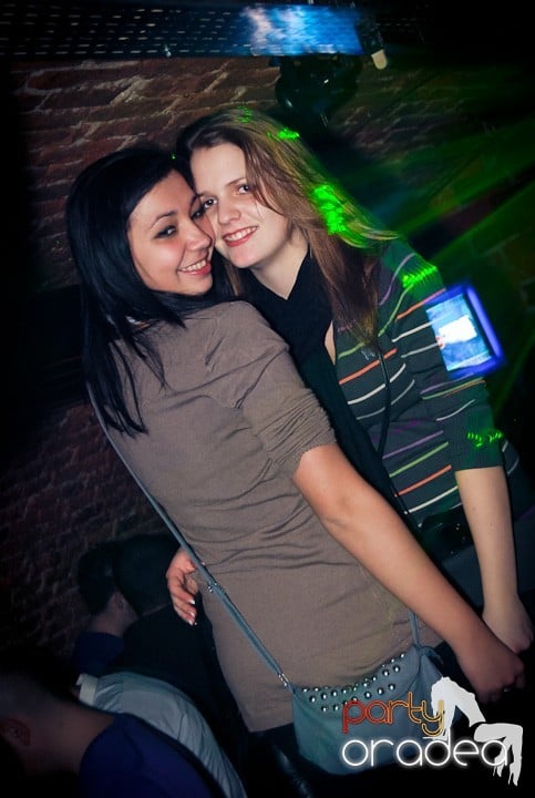 Vineri seara în Club Escape, 