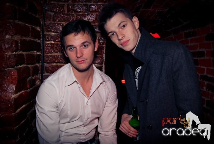 Vineri seara în Club Escape, 