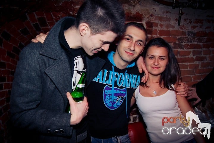 Vineri seara în Club Escape, 