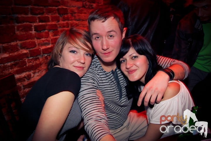 Vineri seara în Club Escape, 