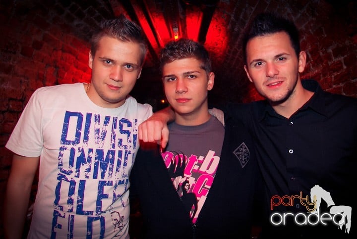 Vineri seara în Club Escape, 