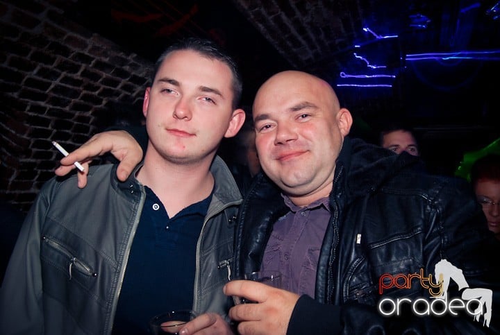 Vineri seara în Club Escape, 