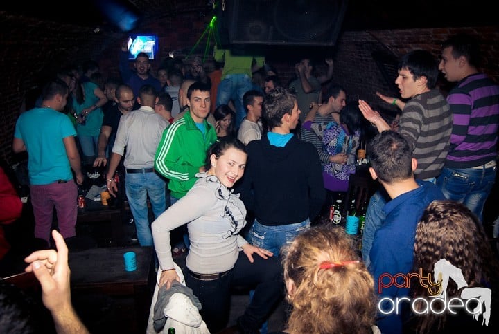 Vineri seara în Club Escape, 