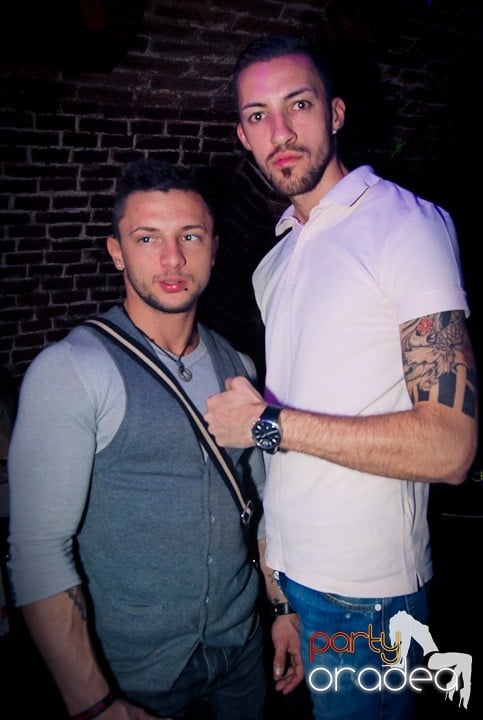 Vineri seara în Club Escape, 