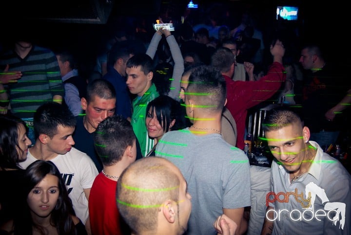 Vineri seara în Club Escape, 