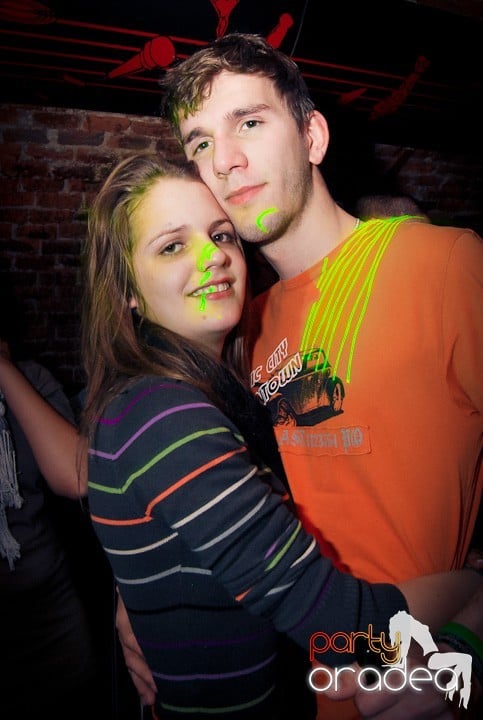 Vineri seara în Club Escape, 