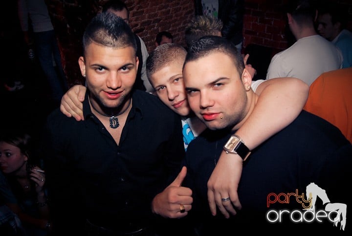 Vineri seara în Club Escape, 