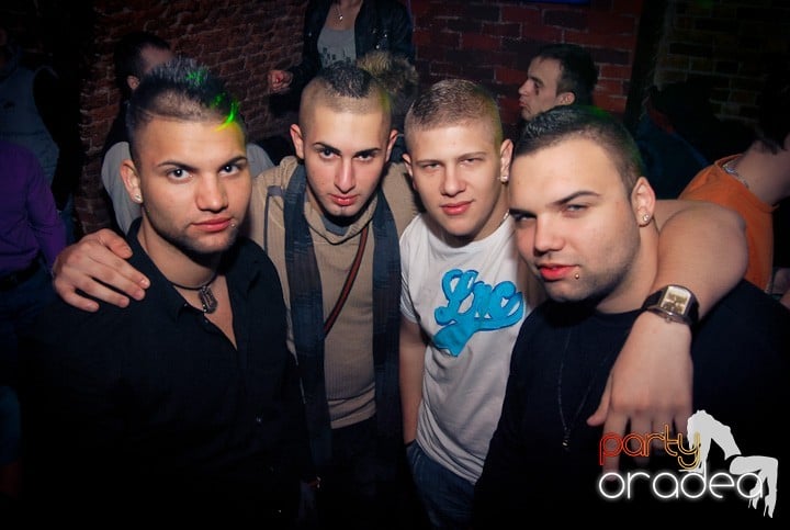 Vineri seara în Club Escape, 