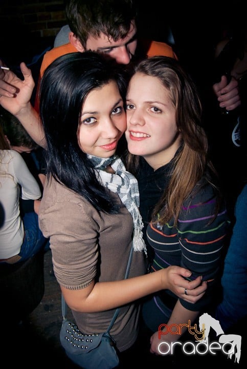 Vineri seara în Club Escape, 