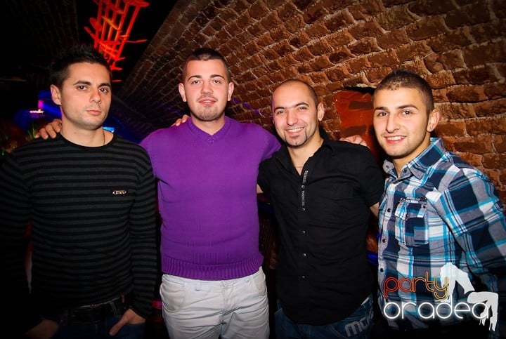 Vineri seara în Club Escape, 