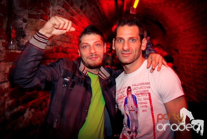 Vineri seara în Club Escape, 