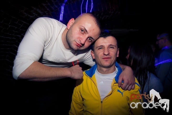 Vineri seara în Club Escape, 