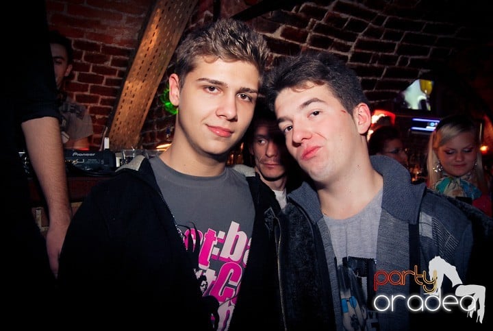 Vineri seara în Club Escape, 