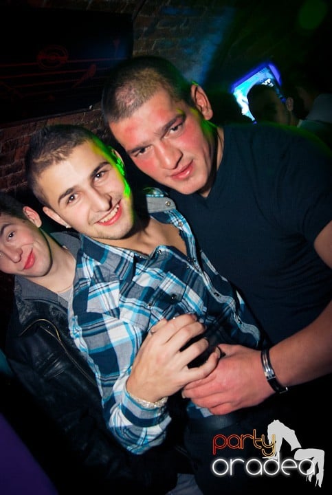 Vineri seara în Club Escape, 