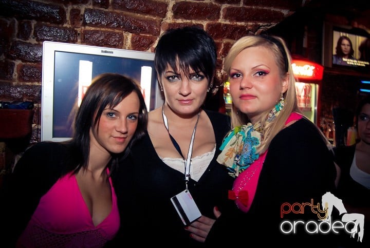 Vineri seara în Club Escape, 