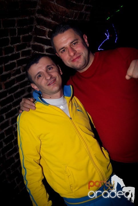 Vineri seara în Club Escape, 