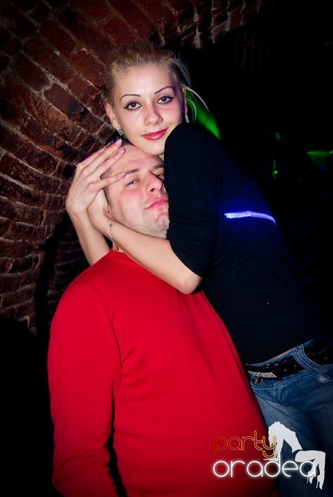 Vineri seara în Club Escape, 