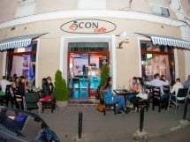 Vineri seara în Icon Caffe