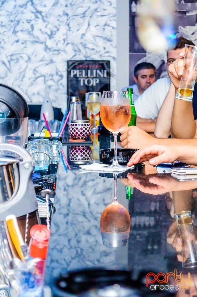 Vineri seara în Icon Caffe, Icon Caffe