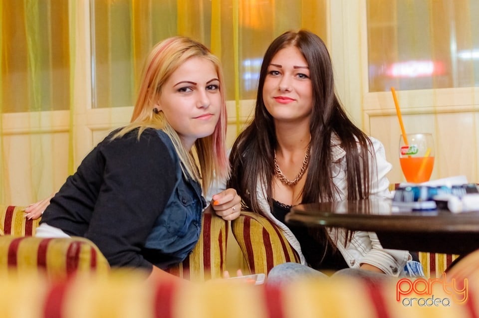 Vineri seara în Senza Caffe, 